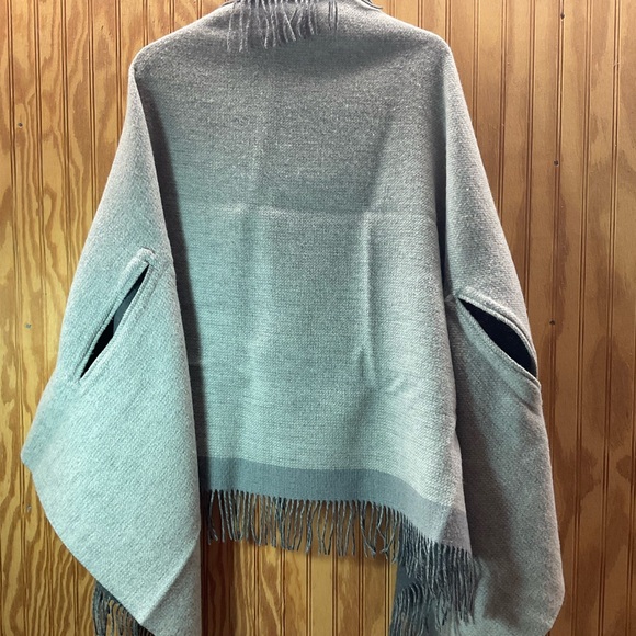 Talbots Cape / Shawl - Picture 3 of 4